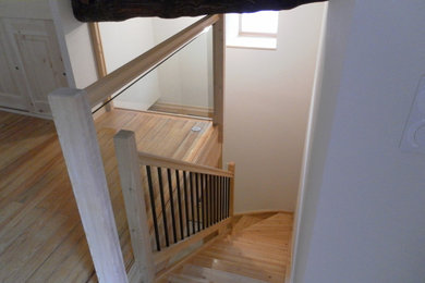 Idées déco pour un escalier montagne en L de taille moyenne avec des marches en bois, des contremarches en bois et un garde-corps en matériaux mixtes.