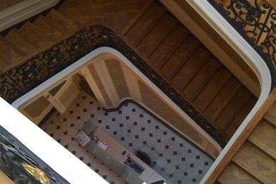 マルセイユにあるトランジショナルスタイルのおしゃれな階段の写真