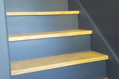 Idées déco pour un escalier peint avec des marches en bois et un garde-corps en bois.