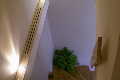 Exemple d'un escalier peint moderne en L avec des marches en bois et un garde-corps en bois.