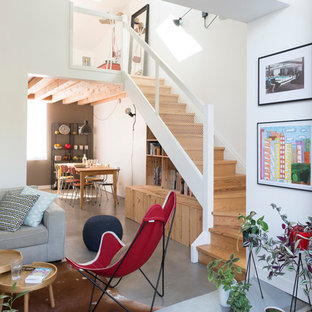 Réalisation d'un escalier nordique en L avec des marches en bois et des contremarches en bois.