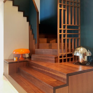 Exemple d'un grand escalier hélicoïdal tendance avec des marches en bois et des contremarches en bois.
