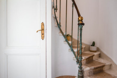 Modelo de escalera ecléctica con escalones de piedra caliza, contrahuellas de piedra caliza y barandilla de metal
