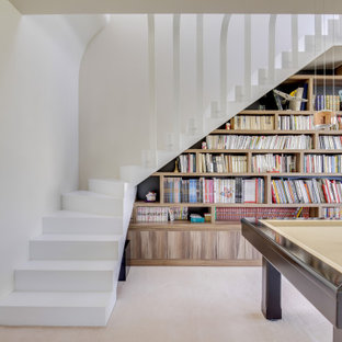Cette photo montre un escalier tendance en L de taille moyenne avec des marches en béton, des contremarches en béton et un garde-corps en métal.