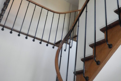 Aménagement d'un escalier courbe campagne de taille moyenne avec des marches en bois et des contremarches en bois.