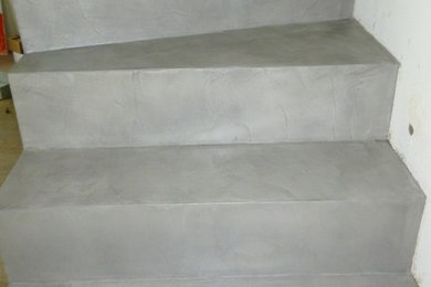 Inspiration pour un escalier courbe minimaliste en béton de taille moyenne avec des contremarches en béton.