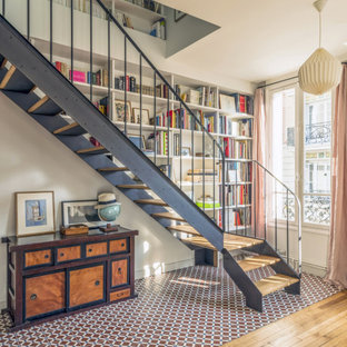 Réalisation d'un escalier sans contremarche bohème en L de taille moyenne avec des marches en bois et un garde-corps en métal.