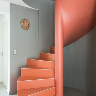 Cette image montre un escalier hélicoïdal design.