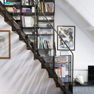 Exemple d'un petit escalier droit industriel avec des marches en métal et un garde-corps en métal.