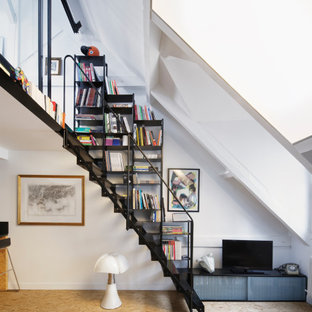 Idées déco pour un petit escalier sans contremarche droit industriel avec des marches en métal et un garde-corps en métal.