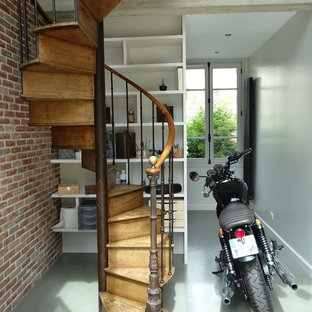 Idées déco pour un escalier hélicoïdal industriel avec des marches en bois, des contremarches en bois et un garde-corps en matériaux mixtes.