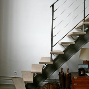 Exemple d'un escalier sans contremarche droit industriel de taille moyenne avec des marches en bois.