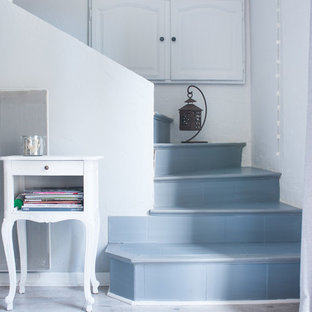 Exemple d'un escalier courbe romantique de taille moyenne avec des marches en carrelage et des contremarches en carrelage.