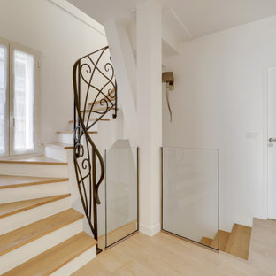 Esempio di una grande scala curva minimalista con pedata in legno verniciato, alzata in legno verniciato e parapetto in metallo