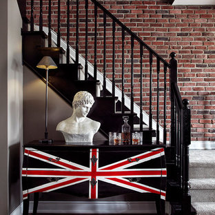 Foto de escalera en L, tradicional renovada, pequeña, con escalones enmoquetados y contrahuellas enmoquetadas