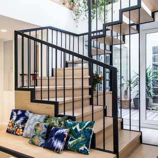 Idée de décoration pour un escalier design en U de taille moyenne avec des marches en bois et des contremarches en bois.