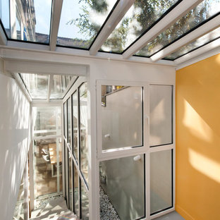 Exemple d'un escalier droit scandinave avec des marches en béton.