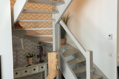 Imagen de escalera en U contemporánea de tamaño medio con escalones de madera pintada