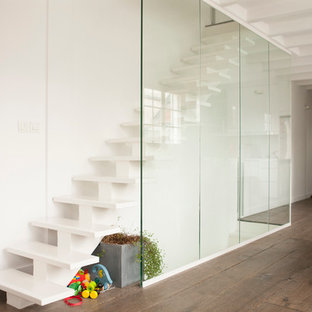 Idée de décoration pour un escalier droit design de taille moyenne avec des marches en béton.
