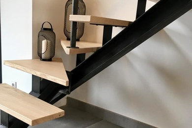Modelo de escalera en L moderna con escalones de madera