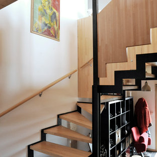 Cette image montre un escalier sans contremarche design en L de taille moyenne avec des marches en bois.