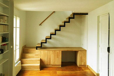 Imagen de escalera en U actual pequeña sin contrahuella con escalones de madera y barandilla de madera