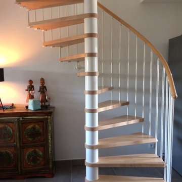 Un escalier demi colimaçon dans une trémie rectangulaire