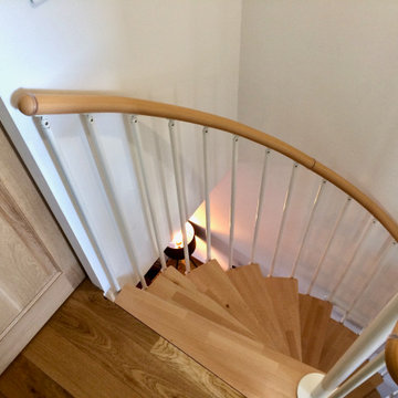 Un escalier demi colimaçon dans une trémie rectangulaire