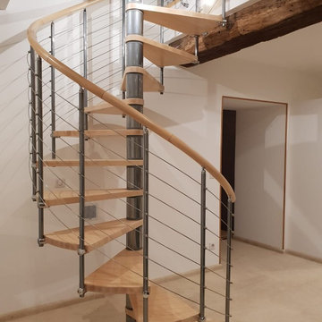 Un escalier hélicoïdal bois et métal pour une déco contemporaine