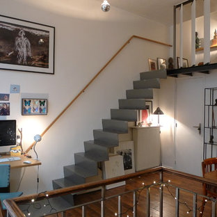 Exemple d'un escalier droit tendance de taille moyenne avec des marches en métal, des contremarches en métal et un garde-corps en bois.