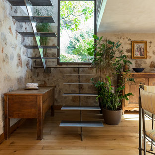 Exemple d'un escalier sans contremarche méditerranéen en U avec des marches en métal.