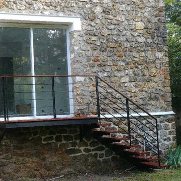 Une plateforme et un escalier droit à l'extérieur pour valoriser votre habitat