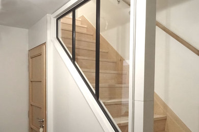 Aménagement d'un escalier droit industriel de taille moyenne avec des marches en bois et des contremarches en bois.