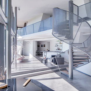 Exemple d'un escalier hélicoïdal tendance avec un garde-corps en métal.