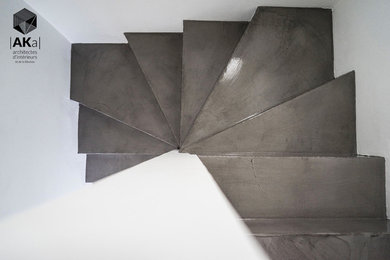 Idée de décoration pour un escalier design en U et béton avec des contremarches en béton.