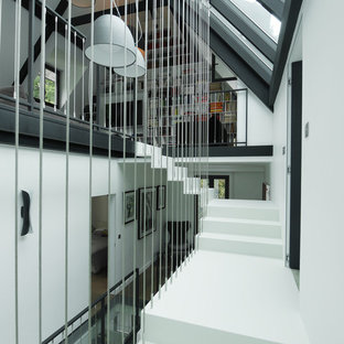 Cette photo montre un escalier tendance en L de taille moyenne.