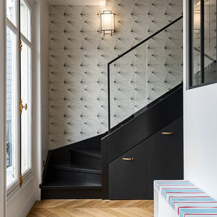 Exemple d'un escalier chic en L de taille moyenne avec des marches en bois peint, des contremarches en bois peint et des rangements.