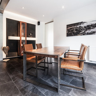 Geschlossenes, Mittelgroßes Industrial Esszimmer ohne Kamin mit weißer Wandfarbe, grauem Boden und Schieferboden in Köln