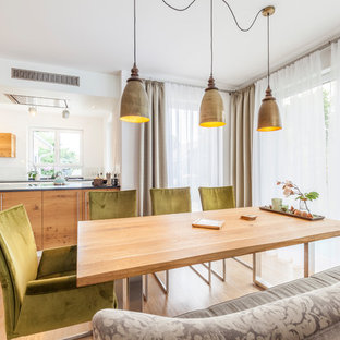 Mittelgroße Moderne Wohnküche ohne Kamin mit weißer Wandfarbe, hellem Holzboden und beigem Boden in Sonstige
