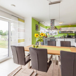 Mittelgroße Moderne Wohnküche ohne Kamin mit grüner Wandfarbe in Sonstige