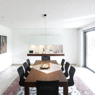Mittelgroßes, Geschlossenes Modernes Esszimmer ohne Kamin mit weißer Wandfarbe, Kalkstein und beigem Boden in Nürnberg
