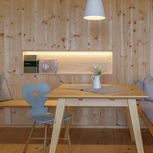 Imagen de comedor escandinavo, pequeño, cerrado, sin chimenea, con suelo de madera clara, paredes marrones y suelo marrón