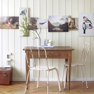 Kleines Shabby-Look Esszimmer ohne Kamin mit beiger Wandfarbe und hellem Holzboden in Hamburg