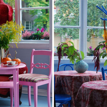 Cafe im 30-er Jahre Stil mit üppigen floralen Mustern