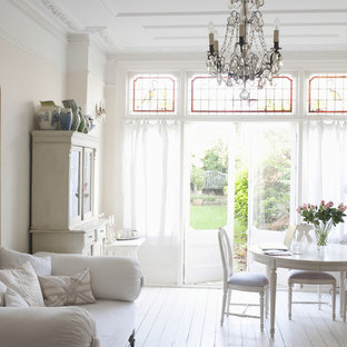 Shabby-Style Esszimmer mit beiger Wandfarbe, gebeiztem Holzboden und weißem Boden in Leipzig