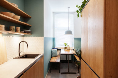 Foto de comedor de cocina actual pequeño sin chimenea con paredes multicolor y suelo gris