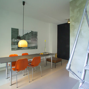 Esempio di una sala da pranzo aperta verso il soggiorno industriale di medie dimensioni con pareti bianche, pavimento in linoleum, nessun camino e pavimento multicolore