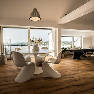 Offenes, Mittelgroßes Modernes Esszimmer ohne Kamin mit weißer Wandfarbe, dunklem Holzboden und braunem Boden in Bonn