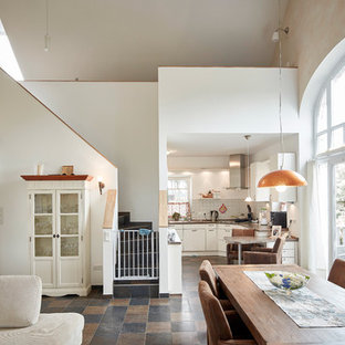 Offenes, Geräumiges Landhausstil Esszimmer ohne Kamin mit weißer Wandfarbe in Bremen