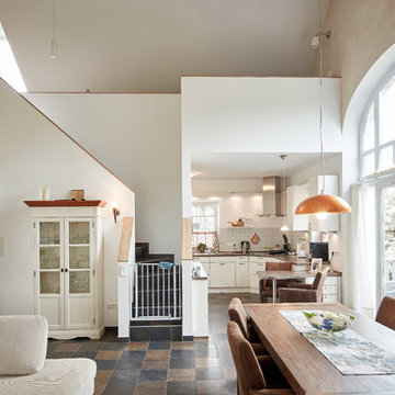 Doppelhaus mit Carport und Nebengebäuden